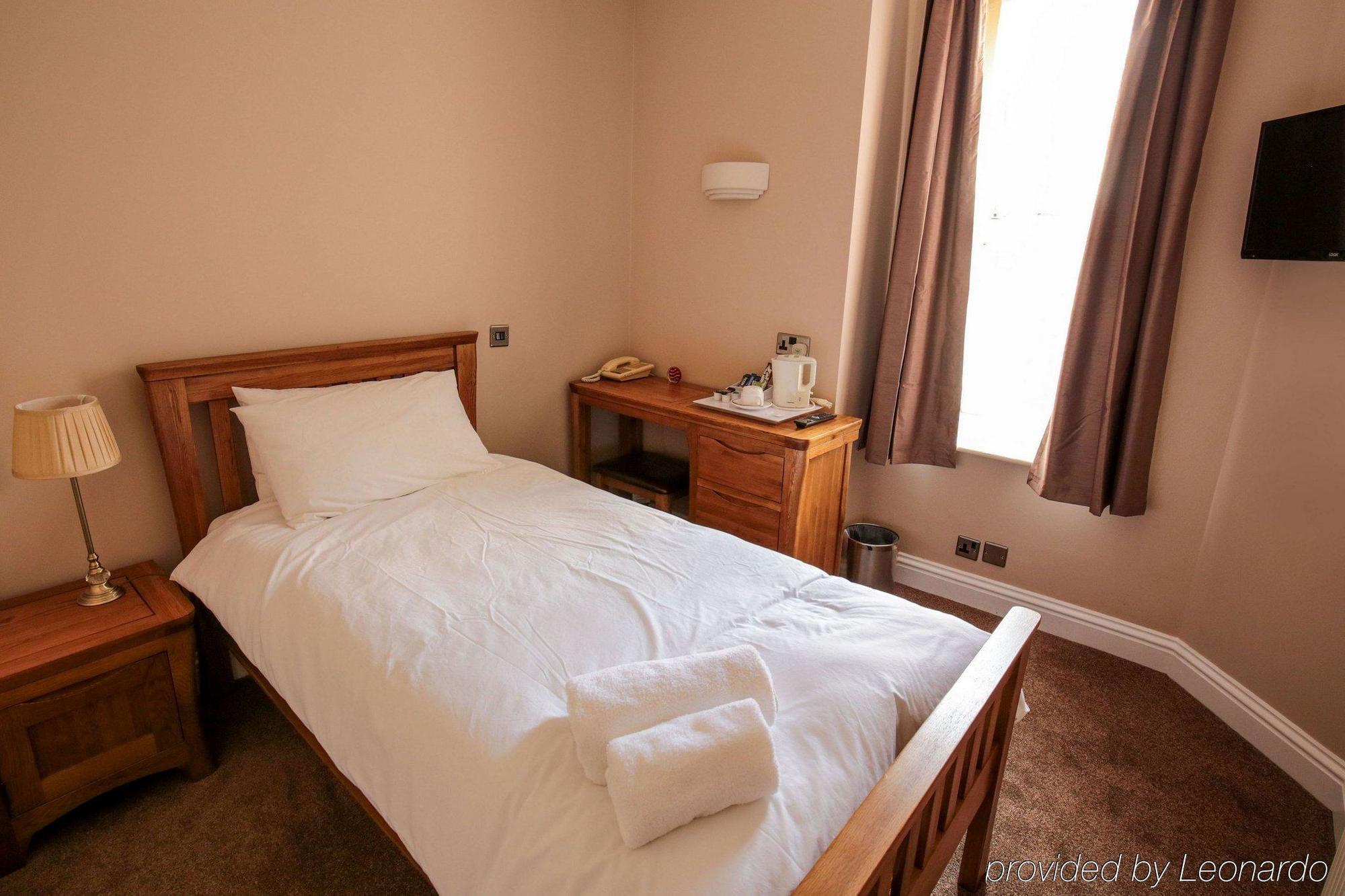 Fernbank Hotel Basingstoke Buitenkant foto