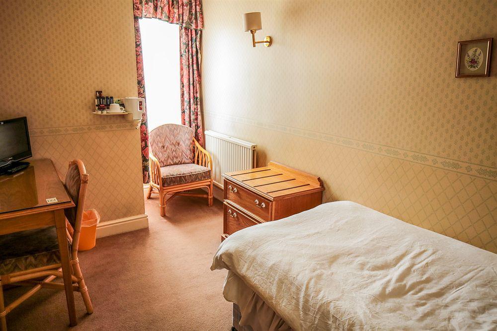 Fernbank Hotel Basingstoke Buitenkant foto