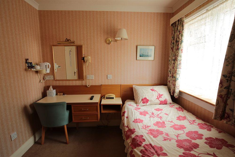 Fernbank Hotel Basingstoke Buitenkant foto