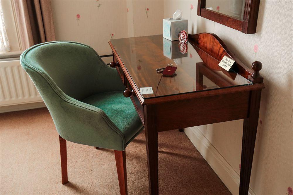 Fernbank Hotel Basingstoke Buitenkant foto