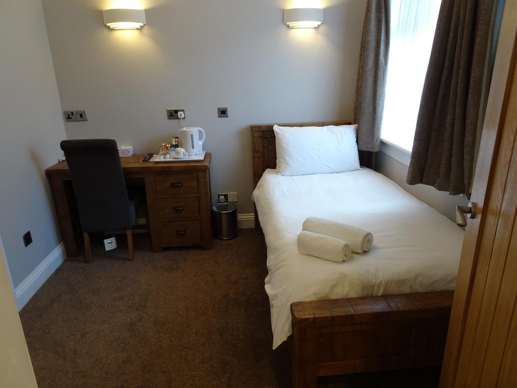 Fernbank Hotel Basingstoke Buitenkant foto