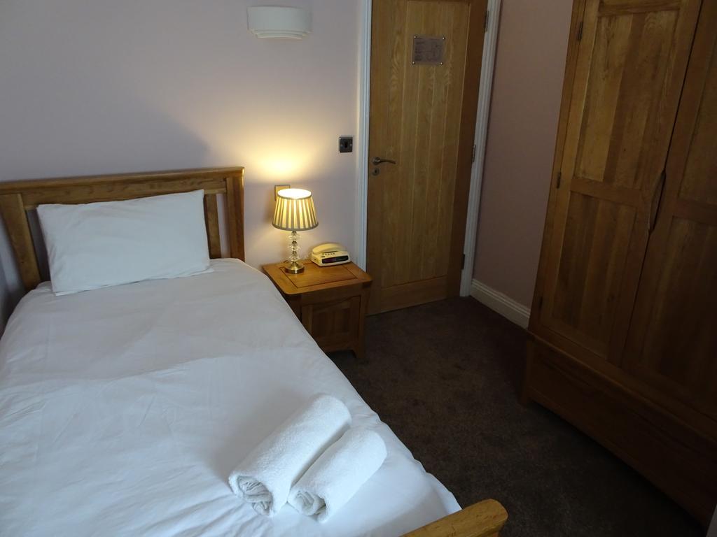 Fernbank Hotel Basingstoke Buitenkant foto