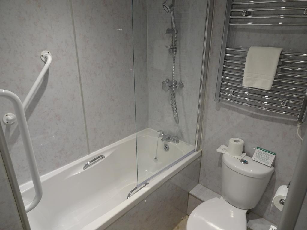 Fernbank Hotel Basingstoke Buitenkant foto