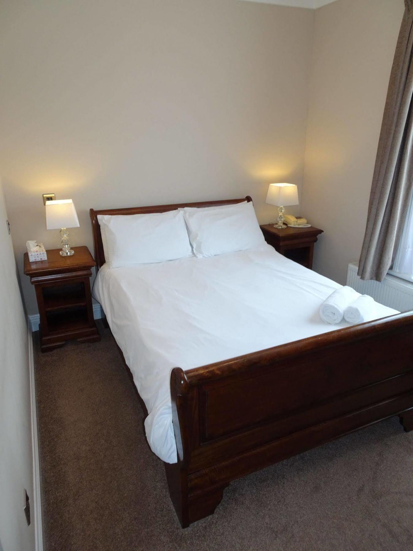 Fernbank Hotel Basingstoke Buitenkant foto
