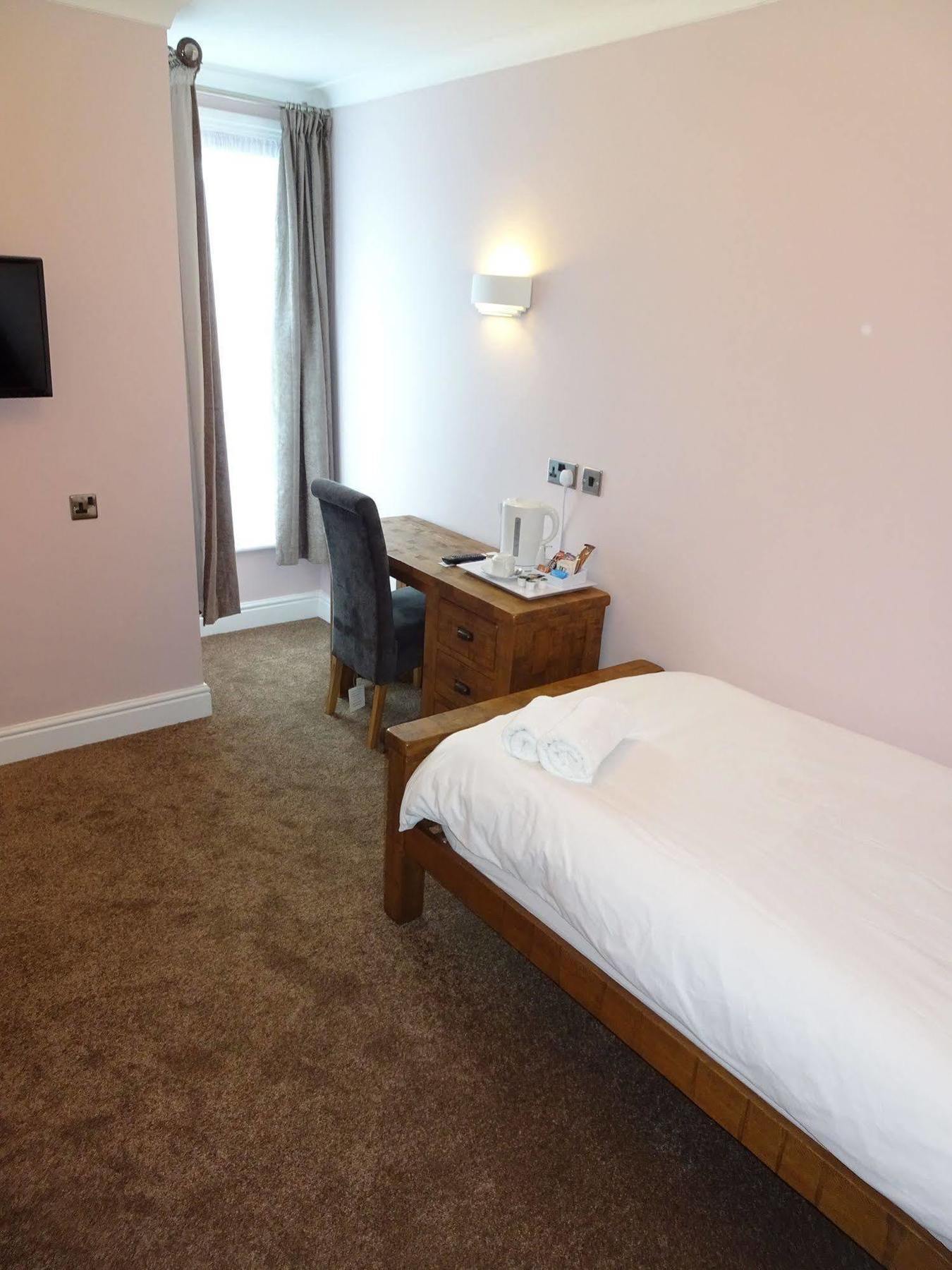 Fernbank Hotel Basingstoke Buitenkant foto