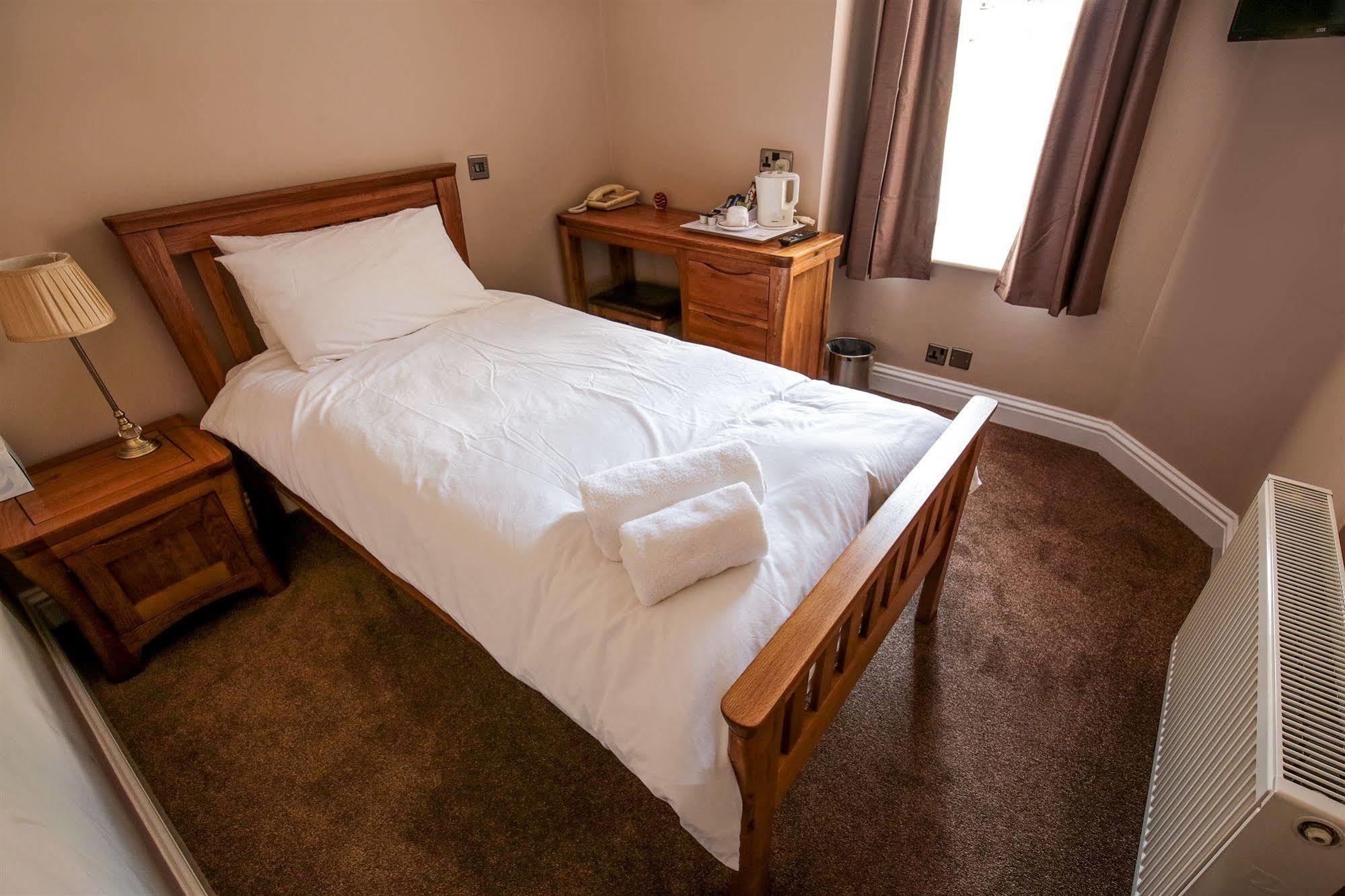 Fernbank Hotel Basingstoke Buitenkant foto