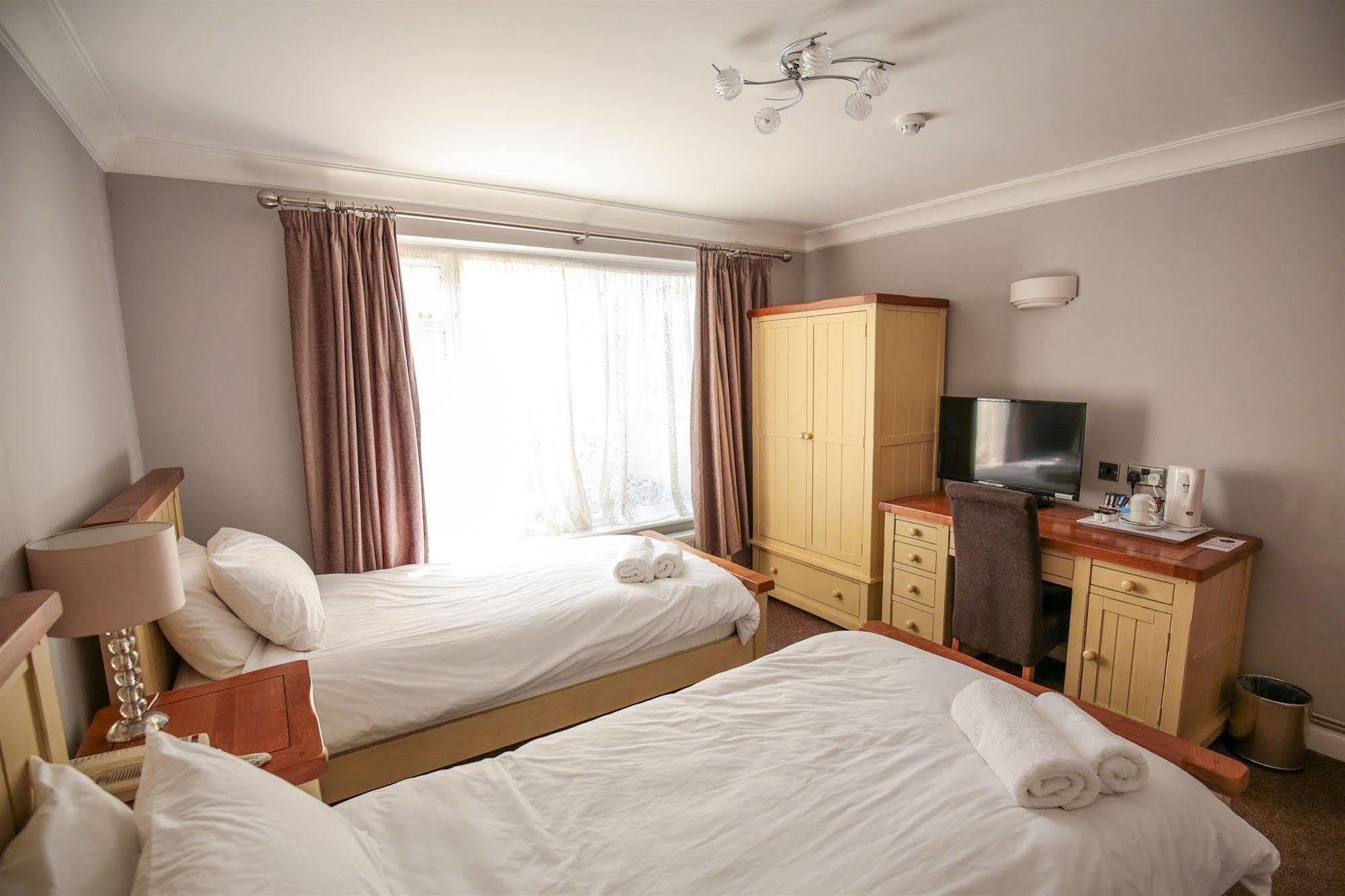 Fernbank Hotel Basingstoke Buitenkant foto