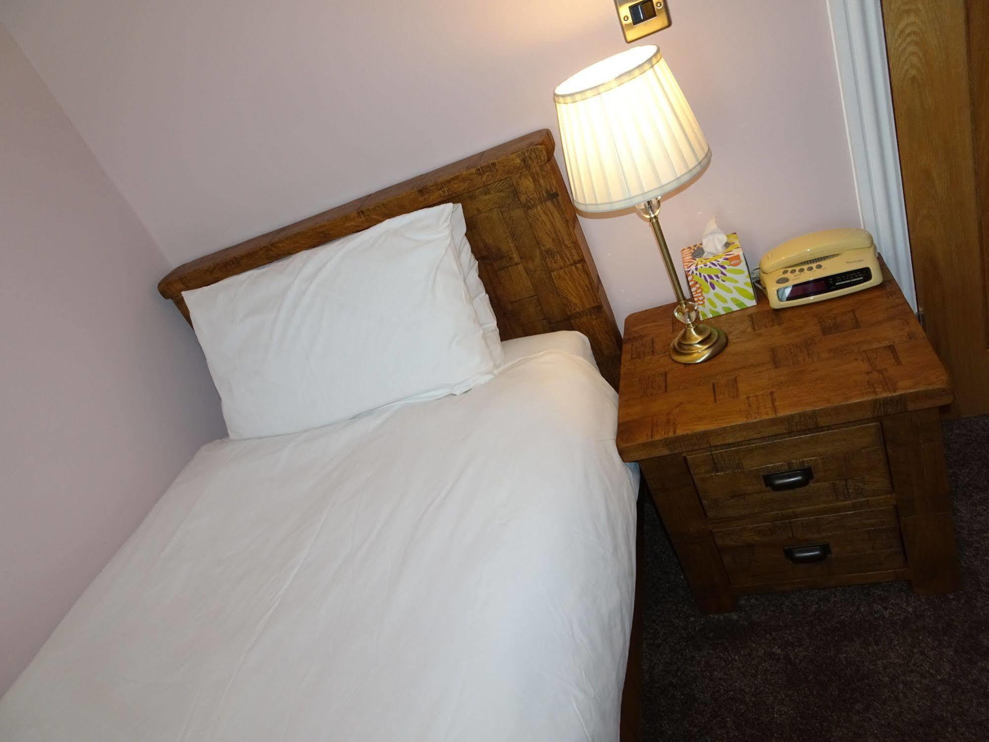 Fernbank Hotel Basingstoke Buitenkant foto