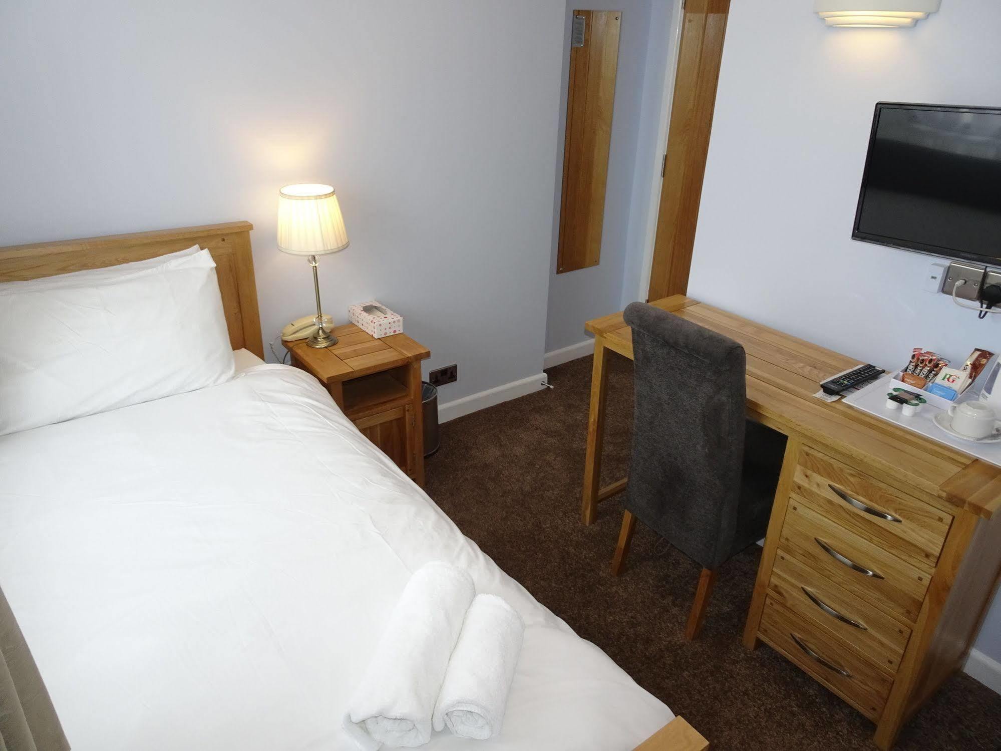 Fernbank Hotel Basingstoke Buitenkant foto