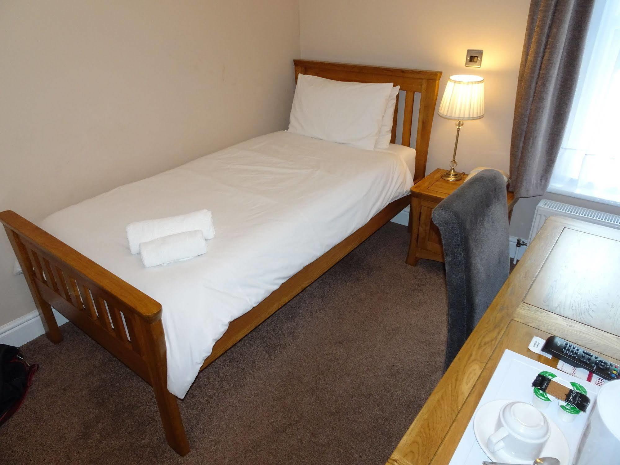 Fernbank Hotel Basingstoke Buitenkant foto