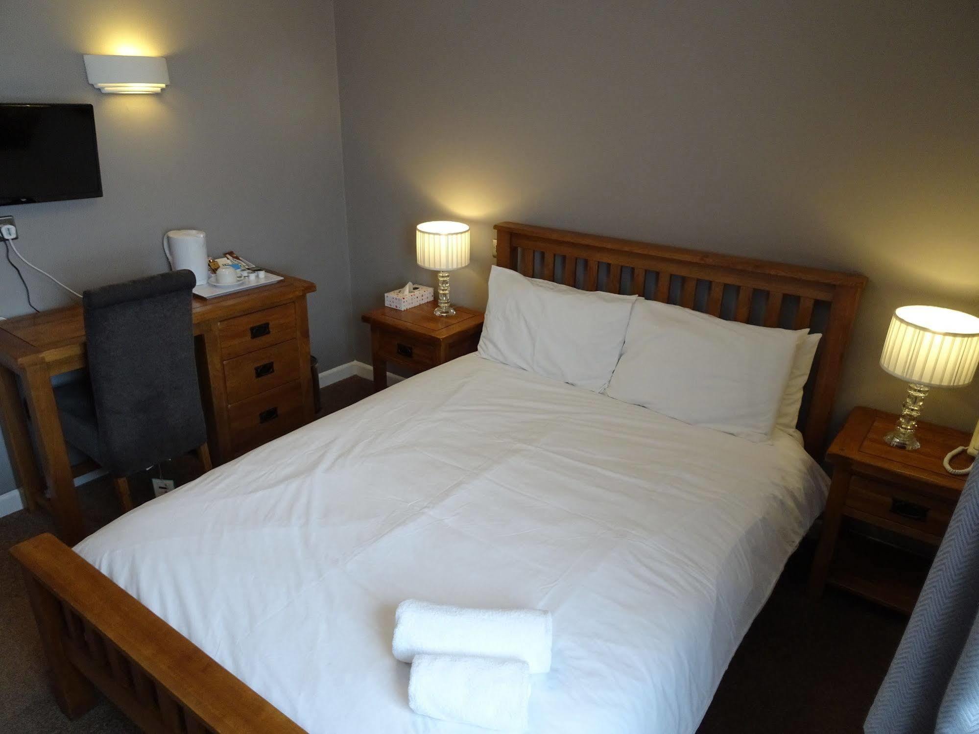 Fernbank Hotel Basingstoke Buitenkant foto