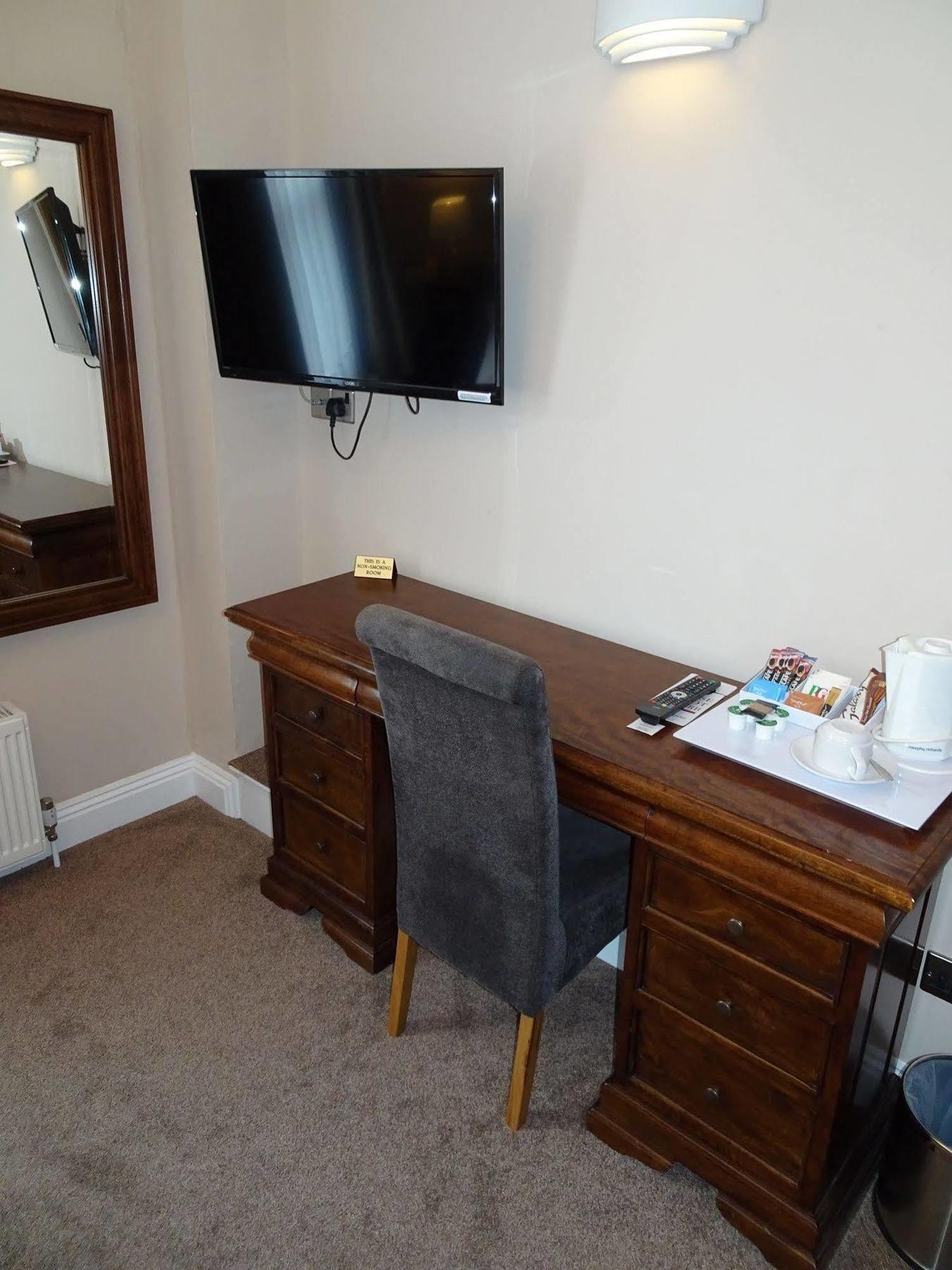 Fernbank Hotel Basingstoke Buitenkant foto
